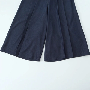 Short long décontracté bleu foncé pour femme avec ceinture chaîne sur fond blanc