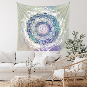 Detail eines böhmischen Mandala Wandteppichs mit Aquarell Farbverlauf in Blau und Lila
