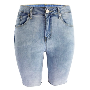 Vue détaillée d'un short cycliste en jean bleu clair avec texture délavée et bouton frontal