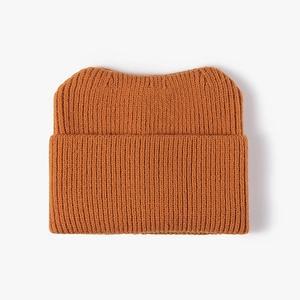 Bonnet en maille épaisse marron caramel pour femme avec oreilles de chat et revers