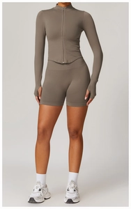 Détails de la veste à col montant avec passe-pouce sur tenue de yoga côtelée