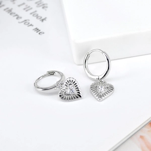 S925 silver needle heart-shaped earrings with sparkling cubic zirconia in silver finish