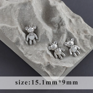 Primer plano de tres dijes de oso pulidos para joyería DIY, tamaño 15,1 mm x 9 mm