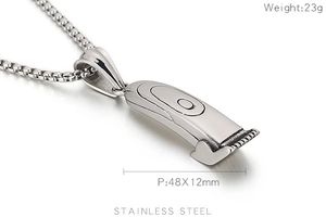 Détail macro du pendentif tondeuse en acier inoxydable argenté avec ses dimensions