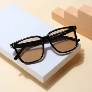 Occhiali da sole squadrati oversize con montatura nera spessa e lenti marroni