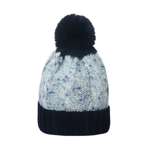 Détail du bonnet en maille torsadée bleu marine avec pompon et texture épaisse en mohair