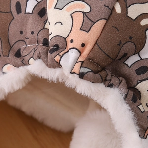 Détail du chapeau d'hiver pour enfants avec doublure en peluche et motifs de lapin mignon