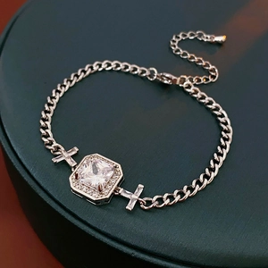 Vue détaillée du bracelet gourmette en argent avec zircon carré et éléments de croix