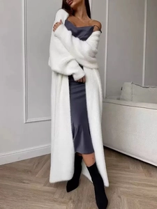 Cardigan lungo bianco in finto visone con vestibilità ampia e maglia morbida