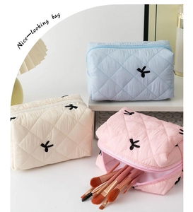 Borse da trucco trapuntate con fiocco e scomparto interno per pennelli viso