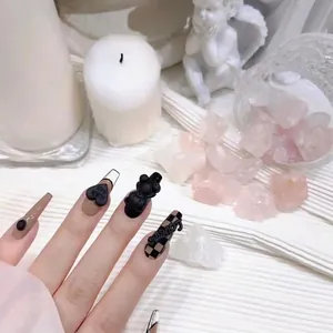 Faux ongles faits main forme cercueil avec ours 3D, damier et design de cœur
