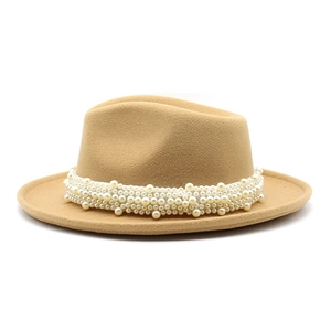 Detalle del elegante sombrero fedora de lana caqui con banda decorativa de perlas