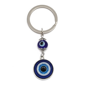 Dettaglio del portachiavi Occhio di Allah blu con paillettes e anello in metallo argento