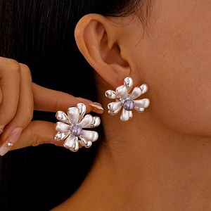 Boucles d'oreilles fleur argentées minimalistes avec perle mauve et fini mat