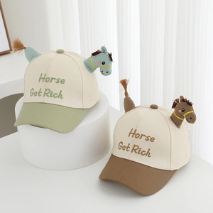 Casquette enfant avec tête de cheval 3D et queue décorative en beige et vert