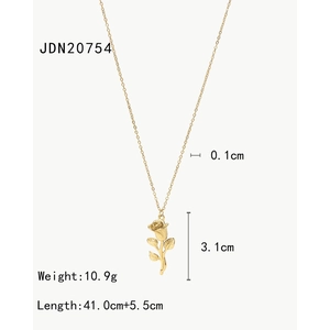 Détails du pendentif rose plaqué or 18 carats avec dimensions et longueur de chaîne