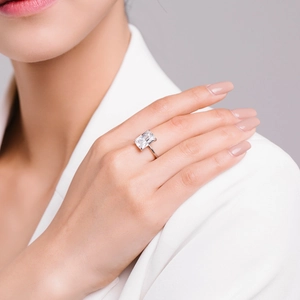Bague élégante en argent 925 avec grand oxyde de zirconium taille émeraude au doigt