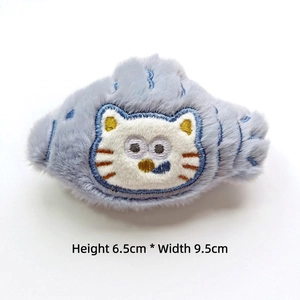 Détail d'une broche chat en peluche de 6,5x9,5 cm avec fourrure grise et broderie fine