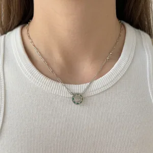 Collier pendentif donut créatif avec chaîne trombone asymétrique et émail bleu serti