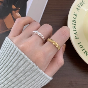 Anelli irregolari in argento 925 finitura oro e argento indossati da una modella