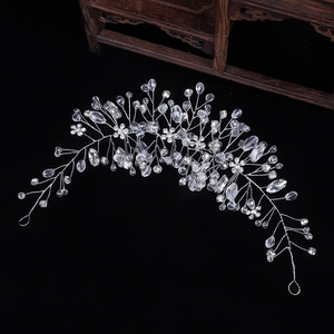 Dettaglio di un accessorio per capelli da sposa con cristalli e perline a fiori
