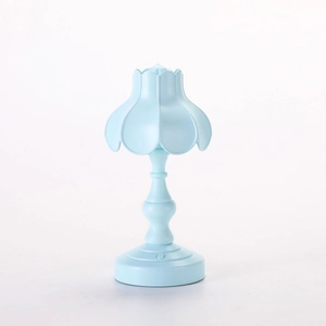 Dettaglio mini lampada da notte azzurra con paralume vintage a petalo e base rotonda opaca