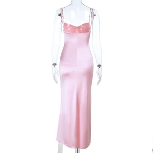 Dettaglio posteriore dell'abito sottoveste in raso rosa con texture liscia e sottile