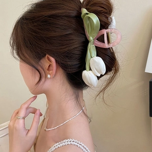 Eleganter Haarklammer mit Stoff-Tulpen, rosa mattem Finish und grüner Schleife für Damen