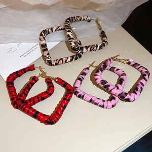 Boucles d'oreilles créoles carrées rétro avec tissu à motif léopard en plusieurs couleurs