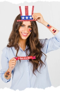 Primer plano de tatuajes USA y pancarta para el 250 aniversario de la Independencia