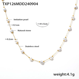 Détail du collier en acier inoxydable avec perles d'imitation et pierre naturelle