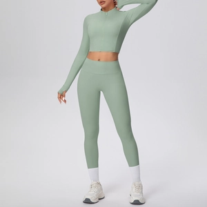 Détail de l'ensemble de yoga vert menthe avec trous pour les pouces et veste zippée ajustée