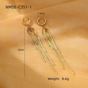 Elegantes pendientes largos de borla dorados con pedrería y flecos de 10cm de largo