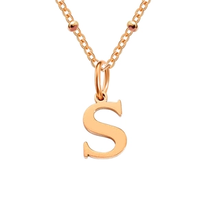 Collana in oro rosa con pendente lettera S e catena a sfere minimalista da donna