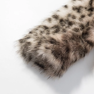 Gros plan détaillé sur la texture léopard en fausse fourrure et les fibres d'une veste