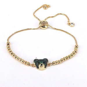 Dettaglio del bracciale a sfere dorate regolabile con ciondolo a forma di orso in zirconi