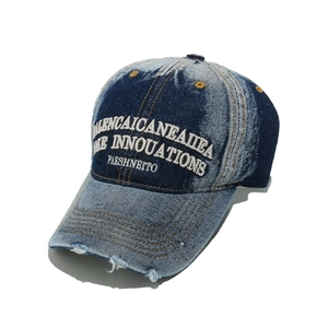 Berretto da baseball vintage in denim lavato con ricamo 3D e visiera usurata