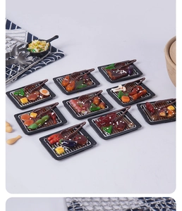 Detailansicht von 9 Miniatur-Grillmodellen mit Grillrost und Pinzette für Puppenhäuser