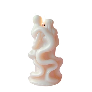 Moderne abstracte kaars in de vorm van een knuffel voor kunstzinnig interieur
