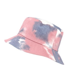 Künstlerischer Batik-Anglerhut aus Segeltuch in Rosa und Blau aus 45-Grad-Winkel