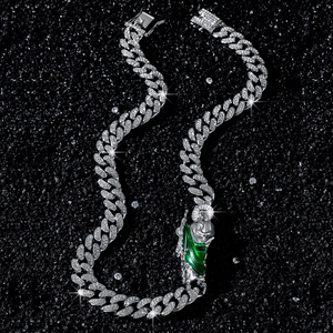 Chaîne cubaine 12mm argentée avec pendentif St Jude vert sur fond de pierre noire