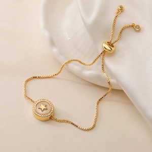 Exquisites Armband mit 18K Goldbeschichtung, Stern- und Muschel-Herz-Anhänger Design