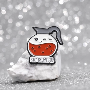 Broche émaillée cafetière mignonne avec visage souriant et texte Stay Brewtiful sur marbre