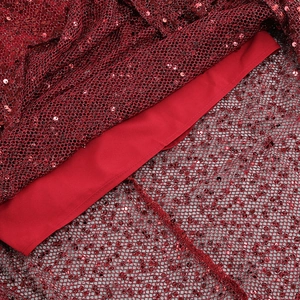 Vue détaillée des paillettes bordeaux sur mesh avec doublure lisse en polyester rouge
