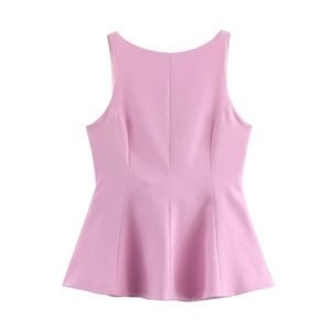 Vue arrière d'un haut sans manches rose avec ourlet péplum à volants sur fond blanc