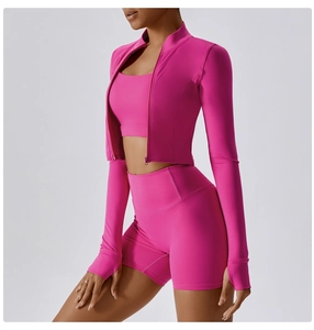 Dettaglio completo sportivo rosa tre pezzi con pantaloncini vita alta e giacca