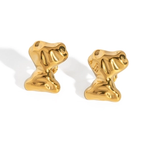 Nahaufnahme abstrakter goldener Fluid-Ohrringe mit glänzendem, unregelmäßigem Design