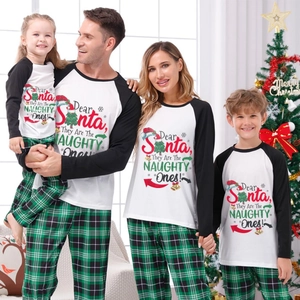 Pyjama de Noël familial avec motifs Père Noël et pantalon à carreaux vert festif