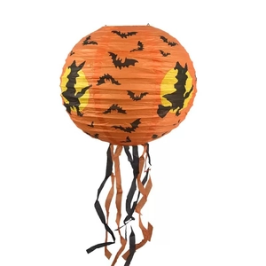 Dettaglio lanterna di Halloween arancione con motivi di pipistrelli, streghe e nappe