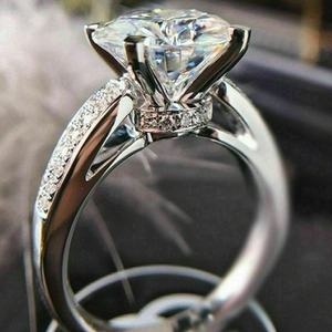 Anillo de compromiso solitario de seis garras con halo oculto y banda de pavé en plata